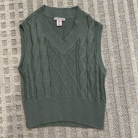 Olive Cable Knit Sleeveless Sweater - Picture 3 of 6